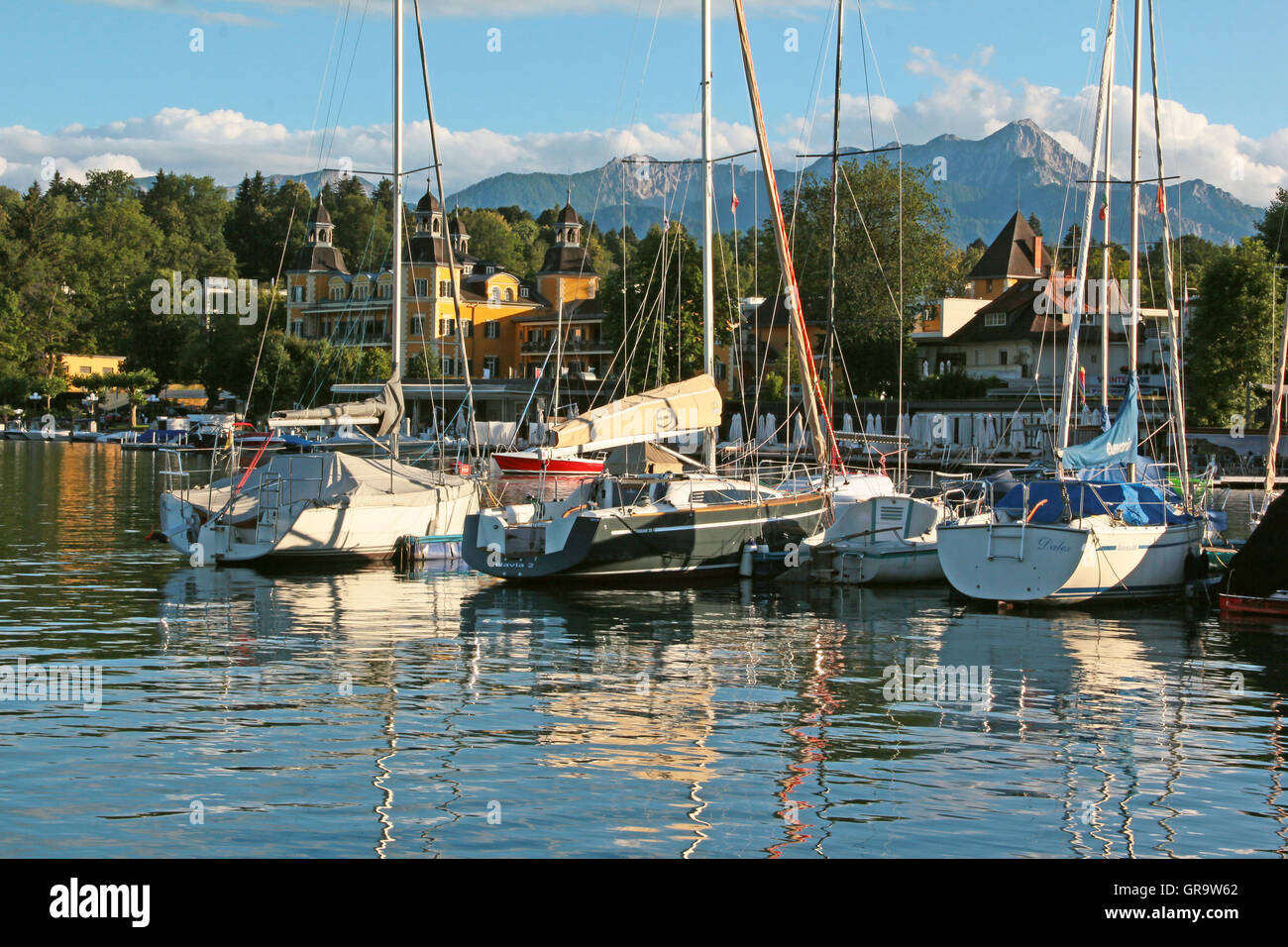 Baie de Velden am Wörthersee avec bateaux Banque D'Images