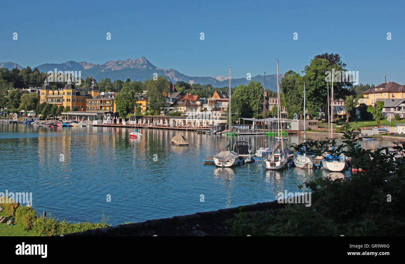 Baie de Velden am Wörthersee en Carinthie le matin Banque D'Images