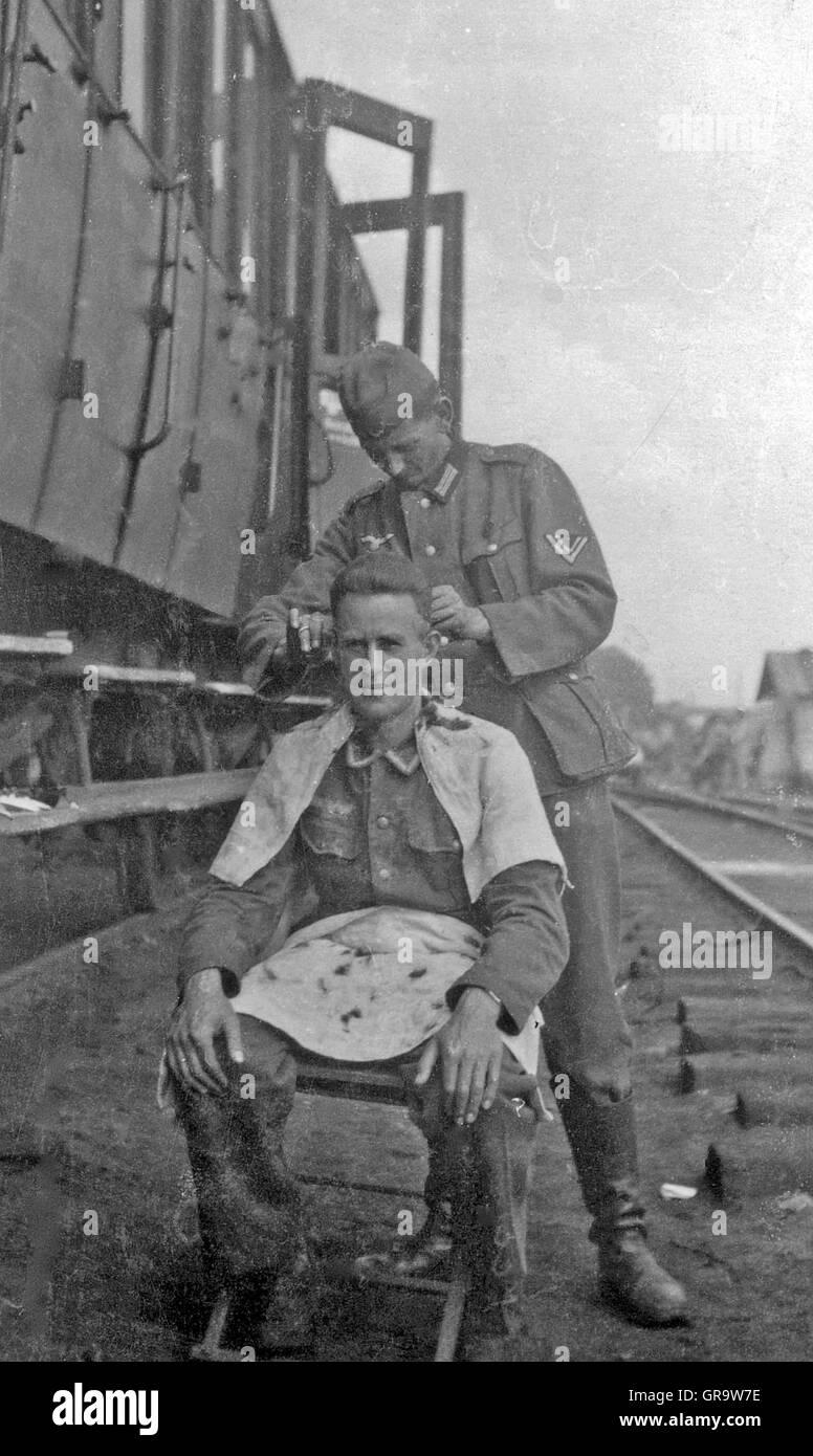 Couper les cheveux avec un soldat allemand en 1942 Banque D'Images