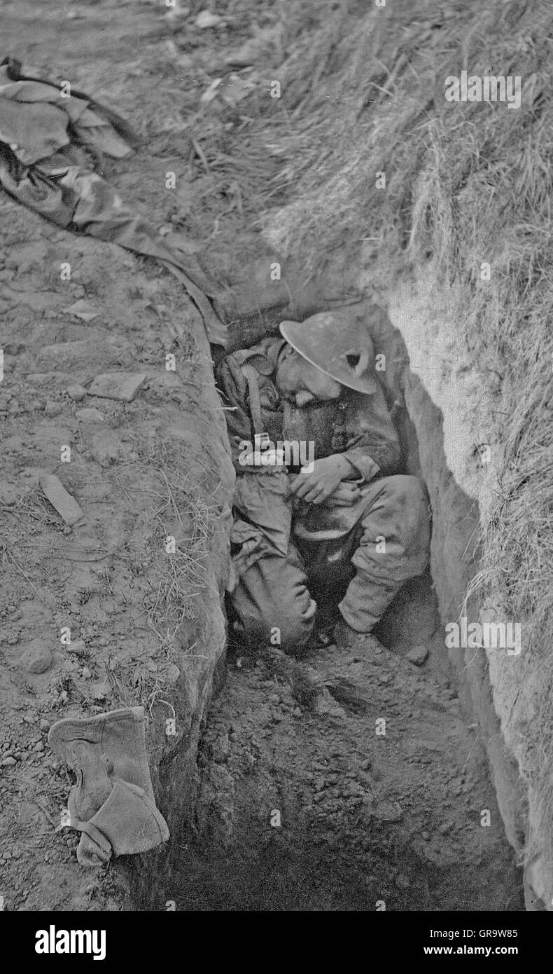 Soldat mort 1940 en Belgique dans les tranchées Banque D'Images