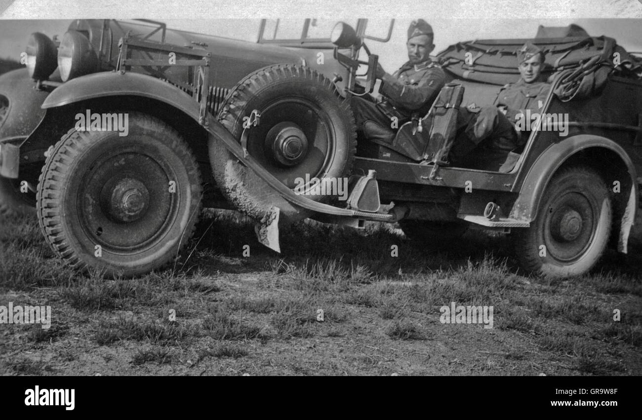 Soldat de la Wehrmacht allemande en 1936 dans le véhicule Banque D'Images