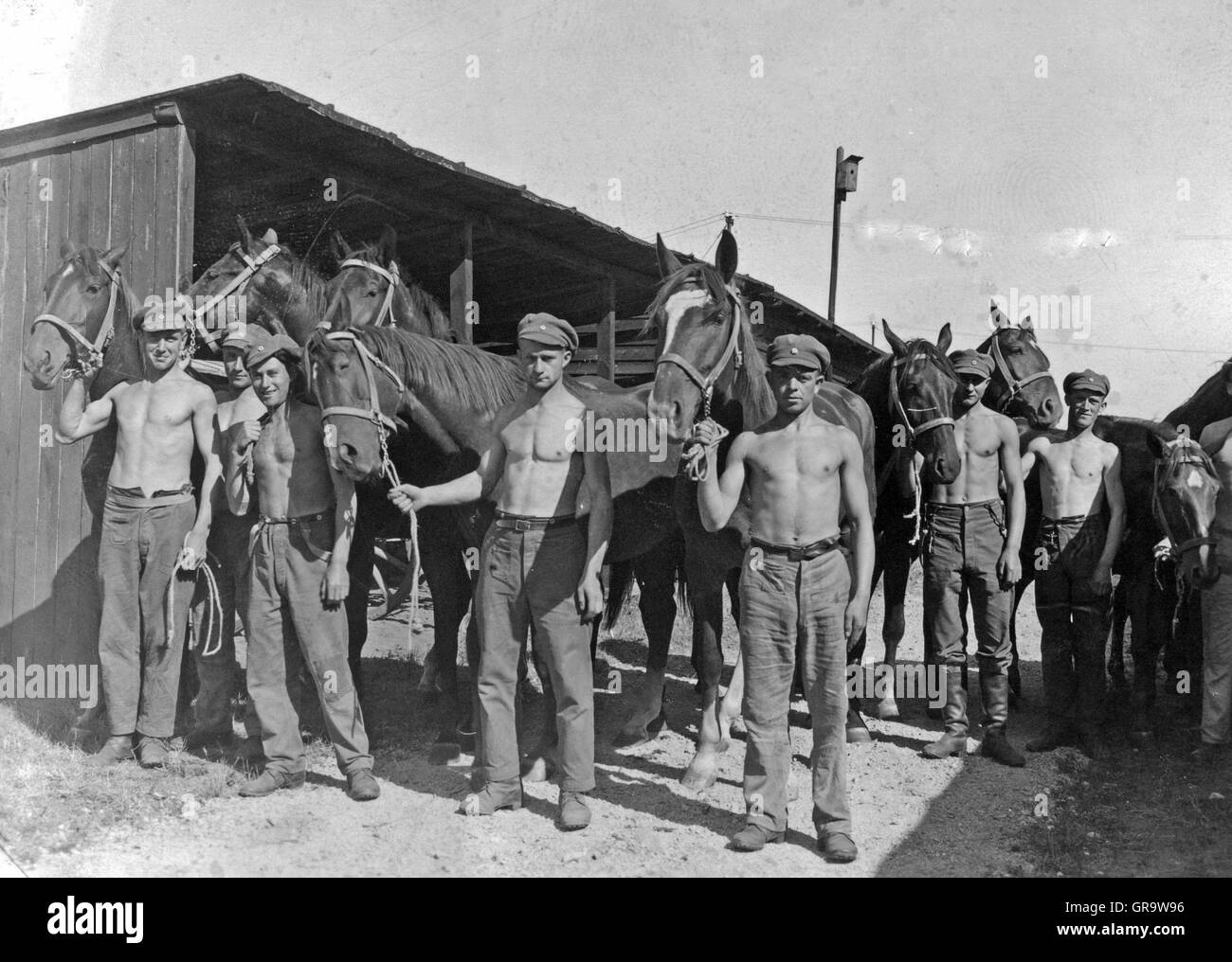 1934 soldats allemands avec les chevaux Banque D'Images