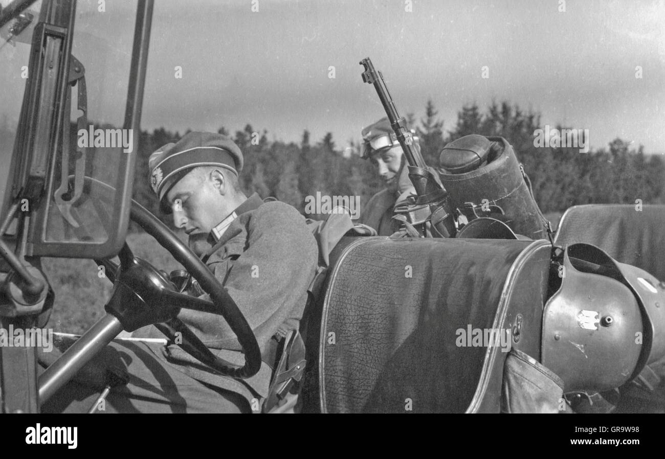 Soldat allemand 1936 endormi au volant Banque D'Images