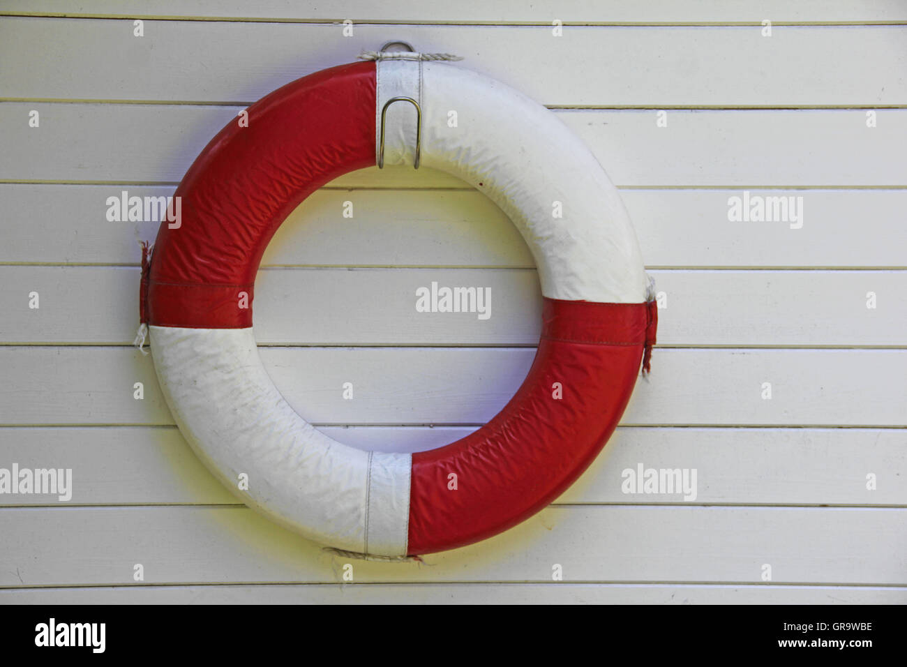 Attaché à une bouée à bateaux sur le Wörthersee en Carinthie Banque D'Images