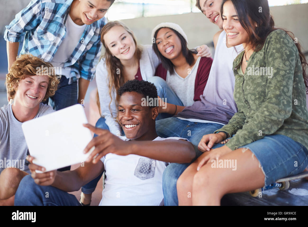 Teenage friends hanging out with digital tablet selfies en tenant Banque D'Images