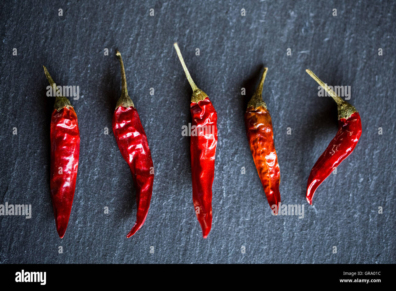 Sur un plateau d'Ardoise piments Banque D'Images