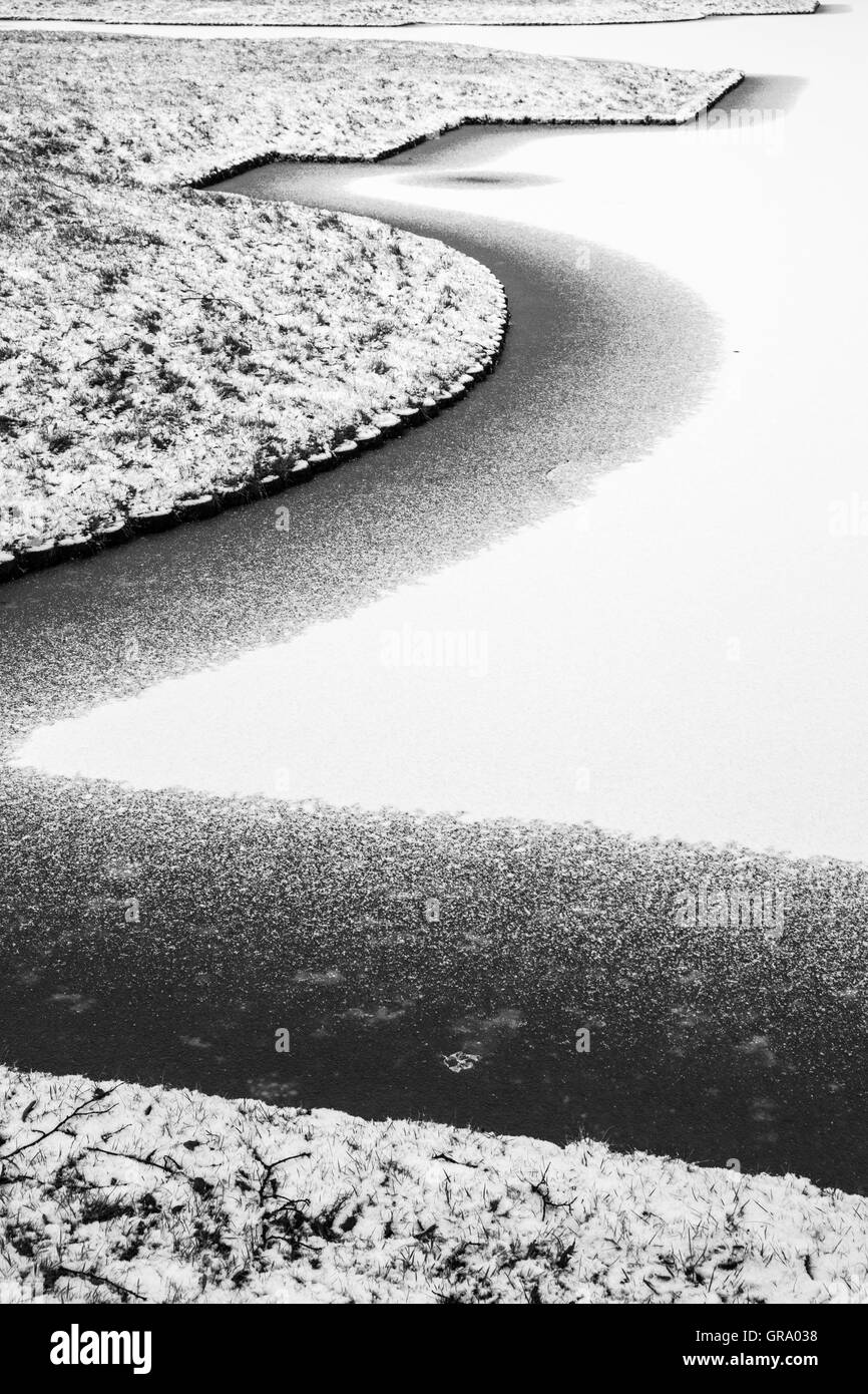 Des formes abstraites de la neige et de la glace dans un parc en hiver Banque D'Images