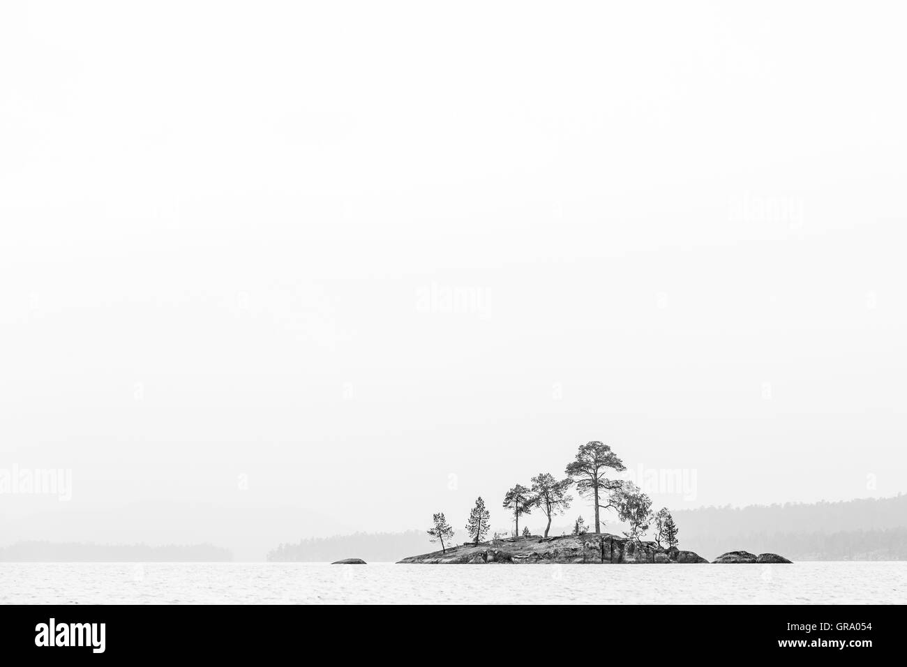 Photo en noir et blanc d'une île dans le lac Inari dans le Nord de la Finlande avec beaucoup d'espace de copie Banque D'Images