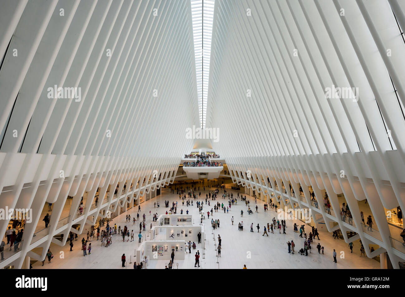 NEW YORK - 4 septembre 2016 : des foules de passagers passent sous forme architecturale caractéristique de l'Oculus du moyeu de transport. Banque D'Images