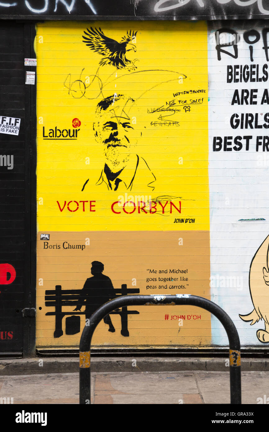 Voter Corbyn et Boris graffiti fresque murale sur la selle à Shoreditch, Londres en septembre Banque D'Images
