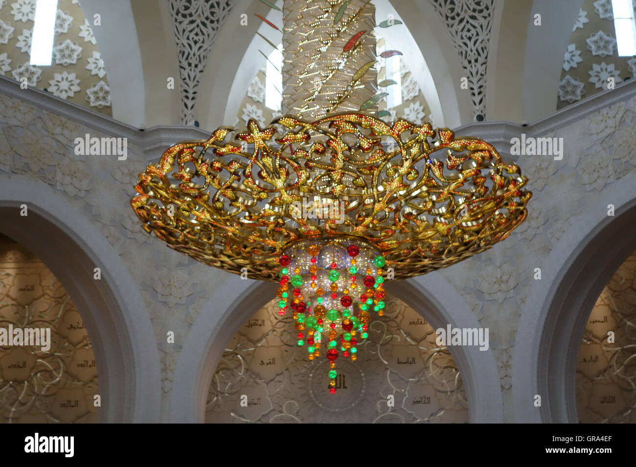 Lustre doré Grand Mosque, Abu Dhabi, UAE Banque D'Images