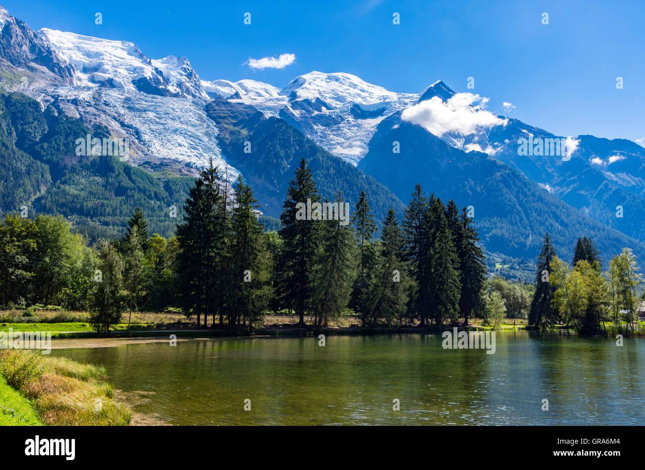 Mont Blanc et les Aiguilles de Chamonix Lac de Gaillands, Chamonix Mont  Blanc Photo Stock - Alamy