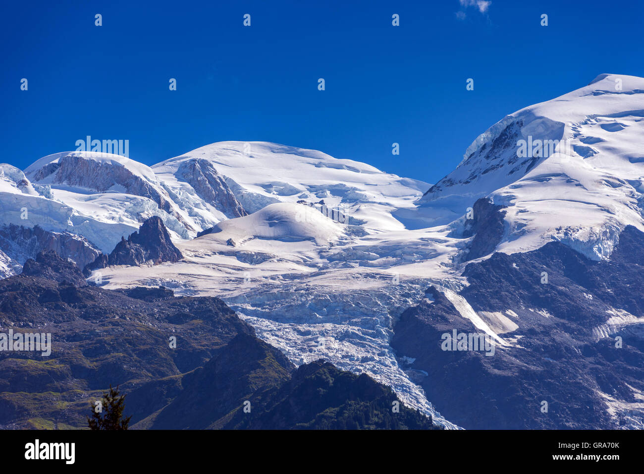 Le Mont Blanc, le plus haut d'Europe et ses nombreux glaciers s'élevant au-dessus de l'Aiguilles de Chamonix Banque D'Images