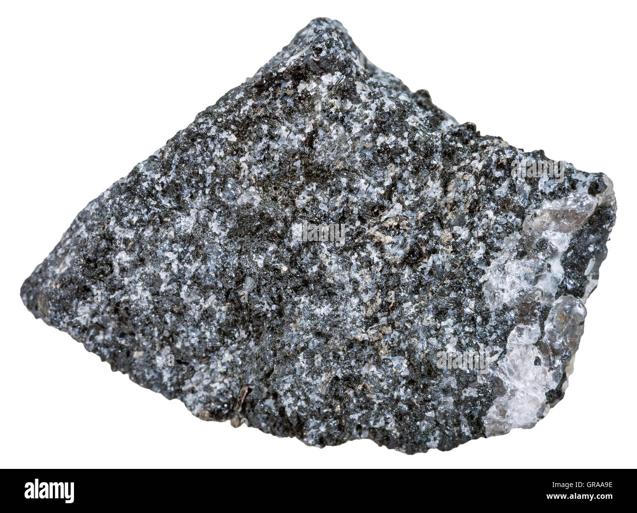 La prise de vue macro des échantillons de roche métamorphique amphibolite - minéral isolé sur fond blanc Banque D'Images