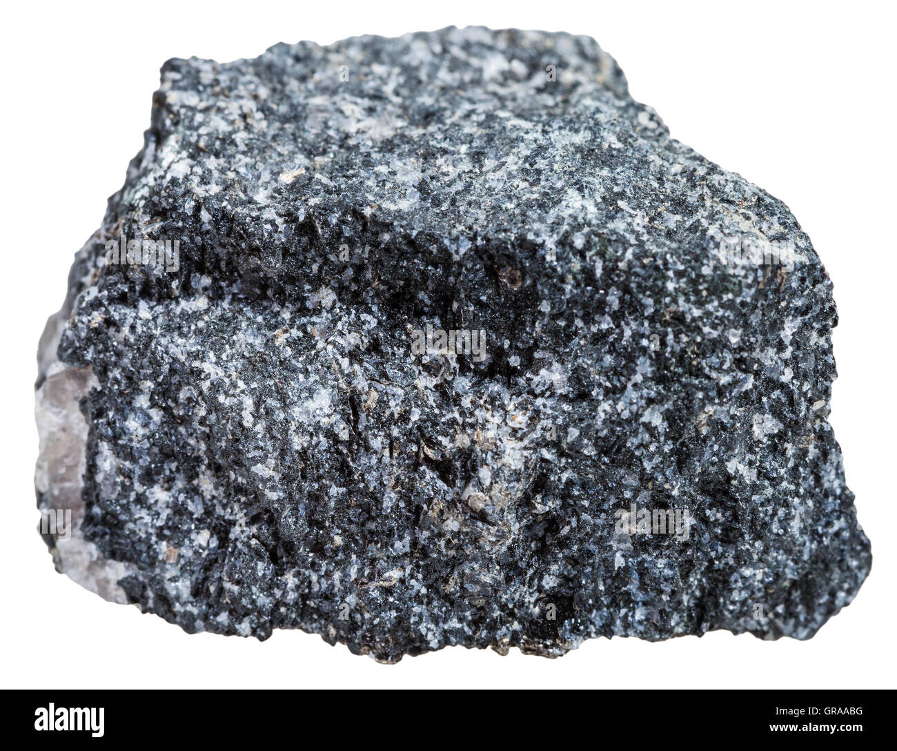 La prise de vue macro des échantillons de roche métamorphique - amphibolite naturel minéral isolé sur fond blanc Banque D'Images