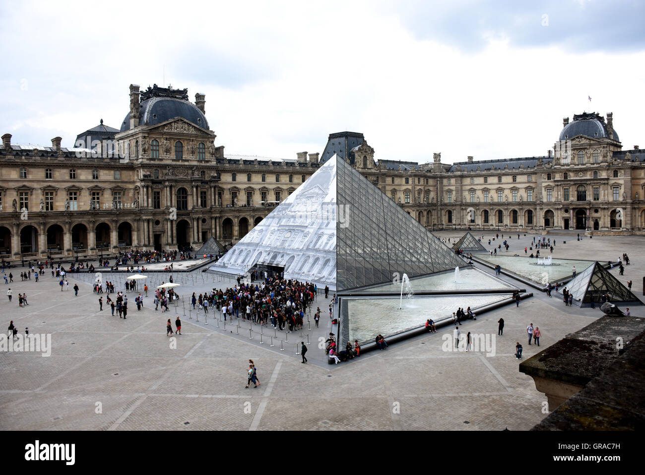 Pyramide du Louvre à Paris Banque D'Images