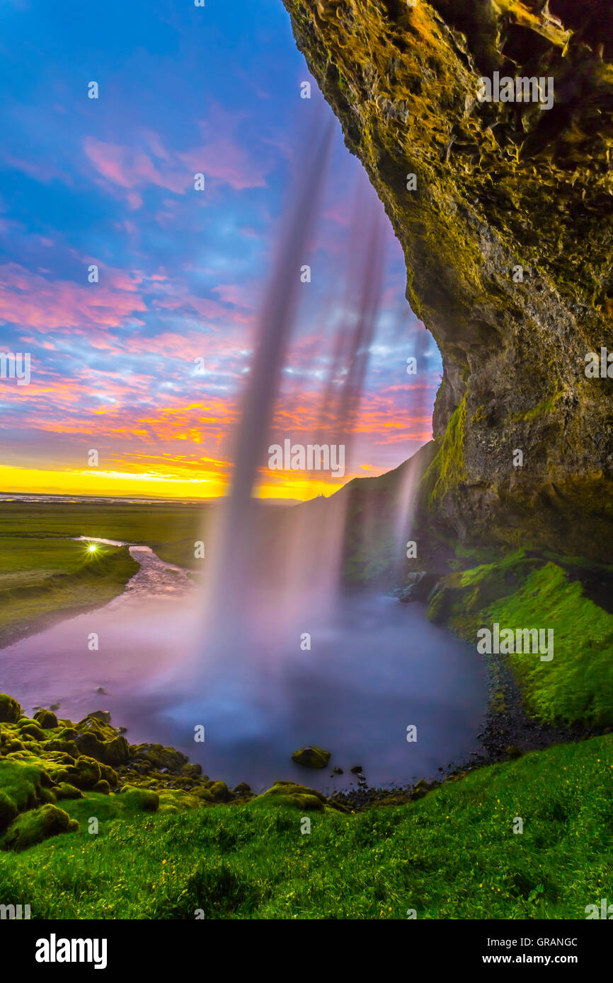 Cascade de Seljalandsfoss, soleil de minuit, l'Islande, au sud-ouest de l'Islande, Golden Circle Tour Banque D'Images