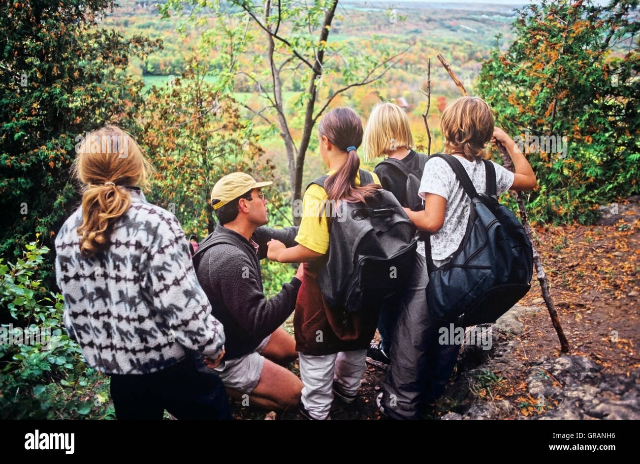 Le Canada, l'Ontario, Beaver Valley, l'Escarpement du Niagara, réserve mondiale de la biosphère de l'UNESCO, Bruce Trail, l'enseignant demande à la classe de randonnée pédestre Banque D'Images