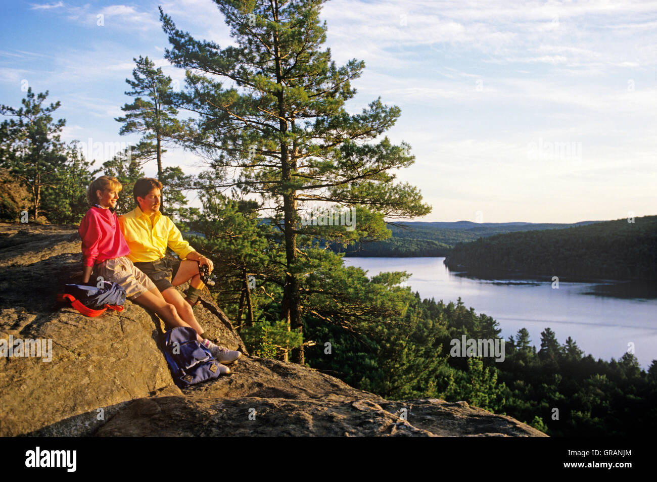 Amérique du Nord, le Canada, l'Ontario, le parc provincial Algonquin, couple enjoying view Banque D'Images