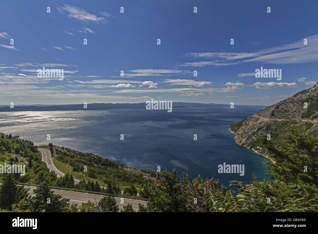 Début de la Riviera de Makarska à la baie Vrulja avec les îles de Brac et Hvar en arrière-plan Banque D'Images