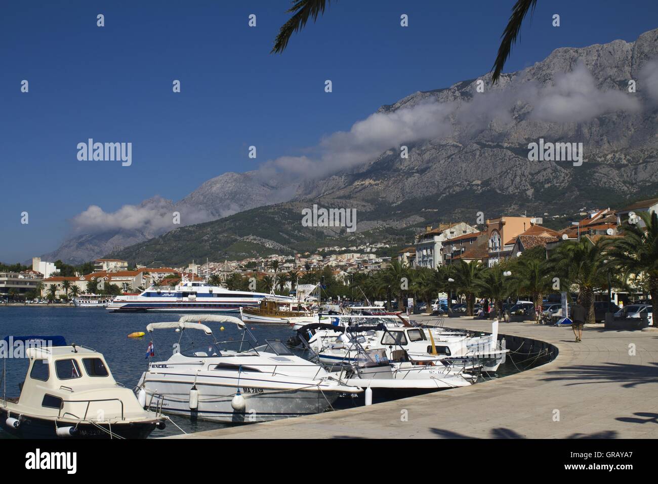 D'Harbourside, sur la Riviera de Makarska Makarska avec la montagne de Biokovo Banque D'Images