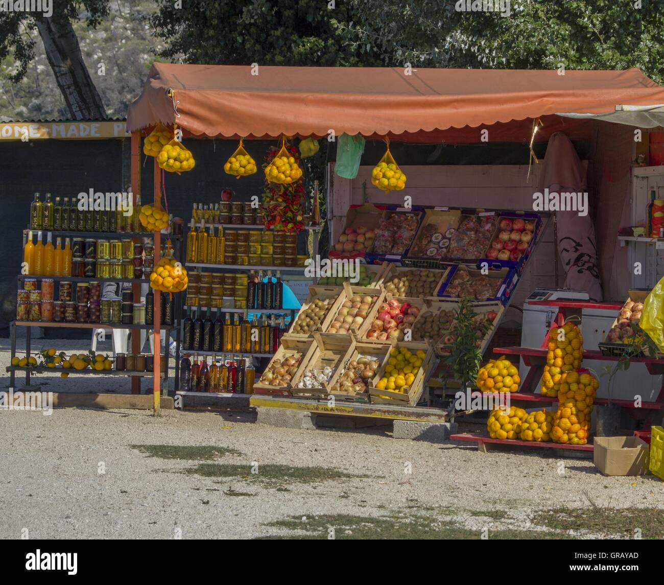 Stand de fruits et légumes dans la rue dans la vallée de la Neretva Banque D'Images