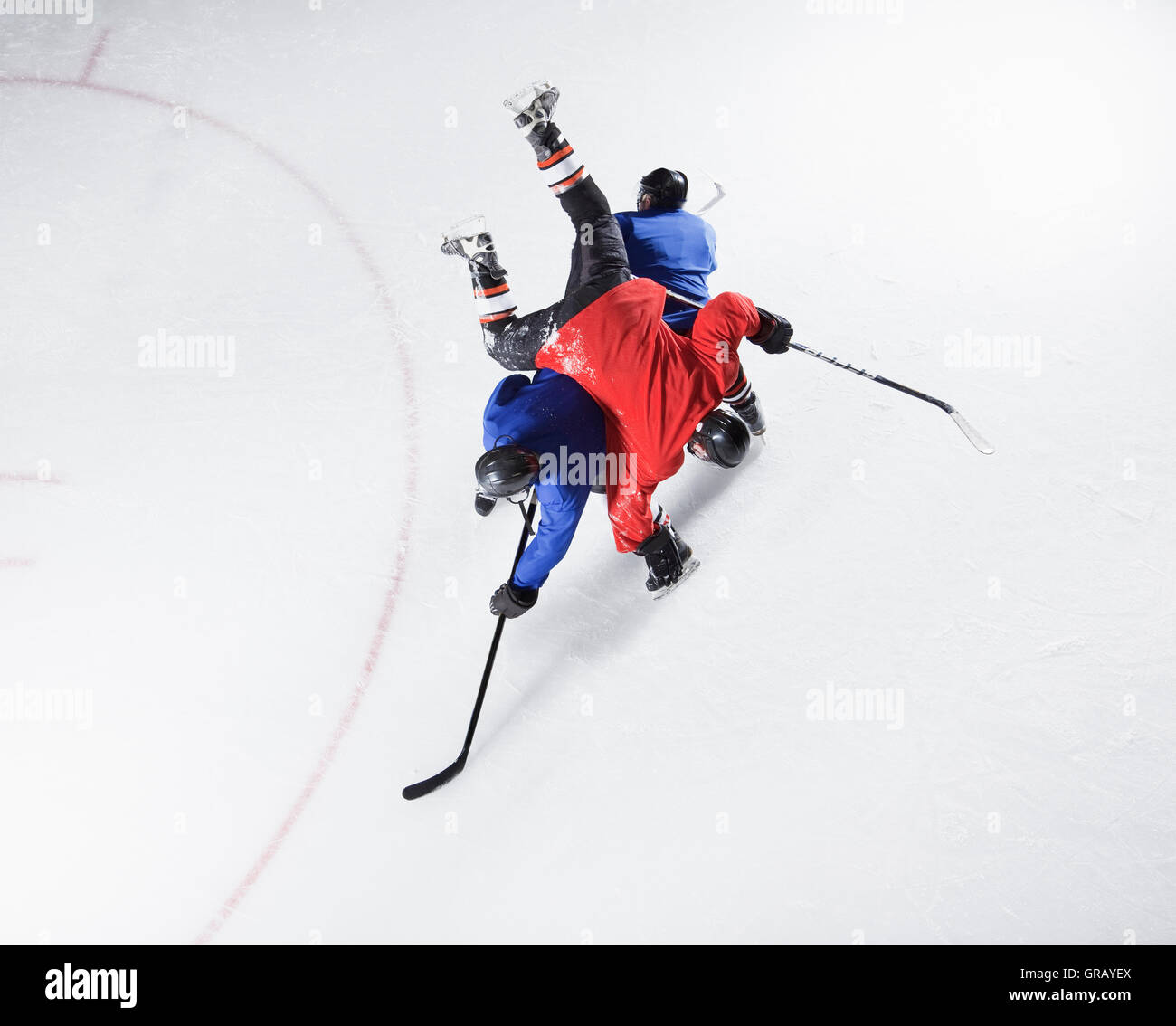 Collision entre les joueurs de hockey sur glace Banque D'Images