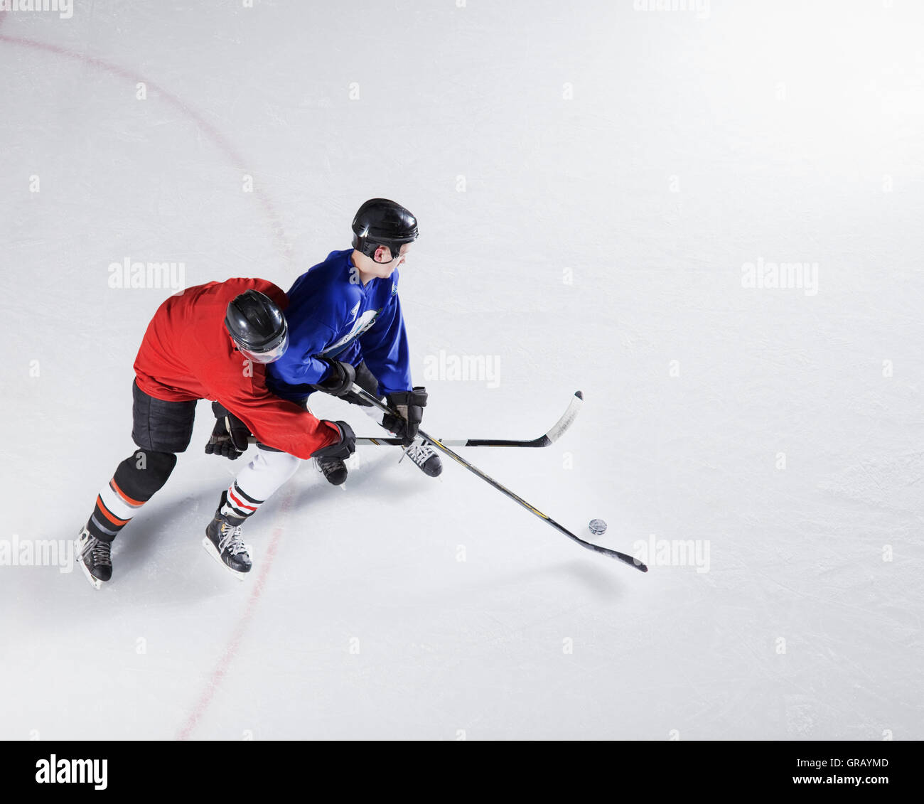 Les joueurs de hockey sur glace de puck Banque D'Images