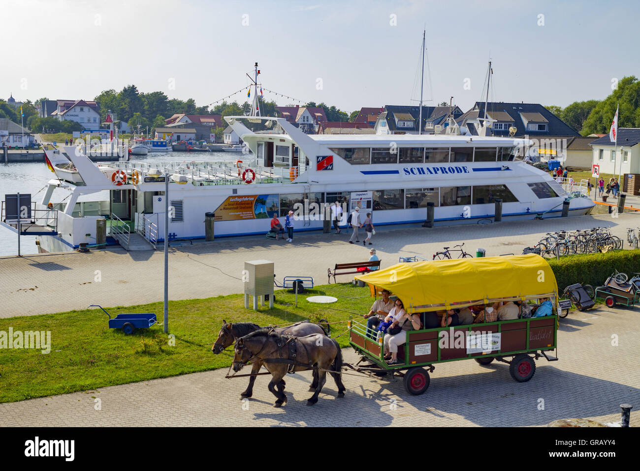 Port de Rostock avec Ferry à Dranske et couverts en caravane jaune Banque D'Images