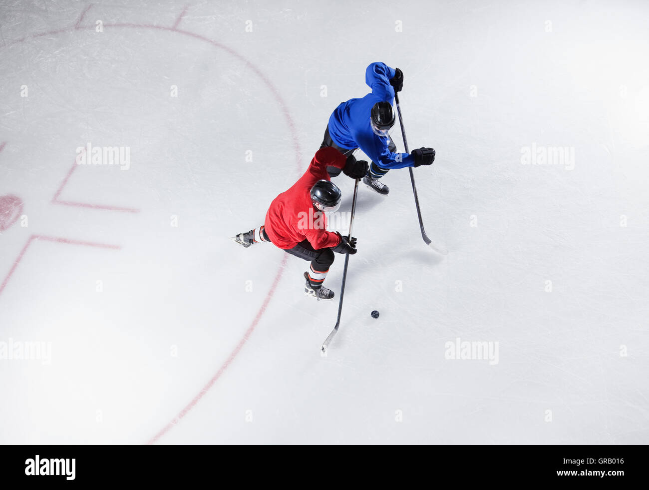 Joueurs de hockey passe pour la rondelle sur la glace Banque D'Images