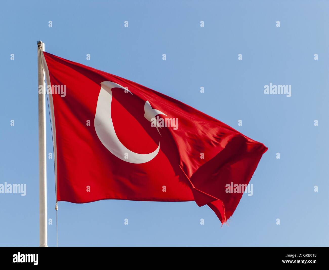 Le drapeau turc voltigeant dans le vent Banque D'Images