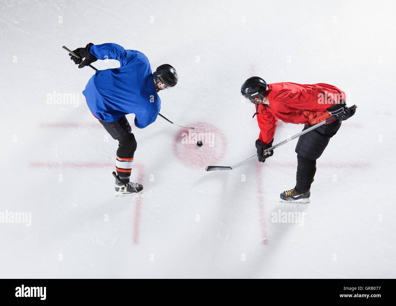 Les adversaires de hockey dans l'ouverture face à face Banque D'Images