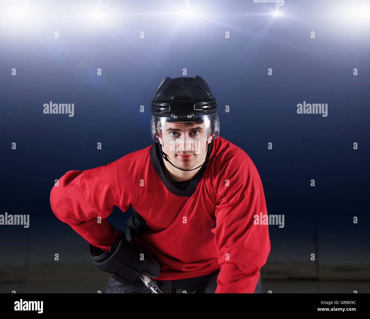 Portrait confiant joueur de hockey en uniforme rouge Banque D'Images