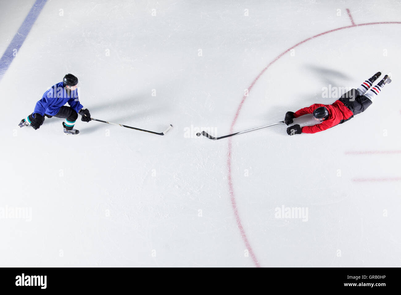 Vue aérienne de plongée pour les joueurs de hockey sur glace palet Banque D'Images