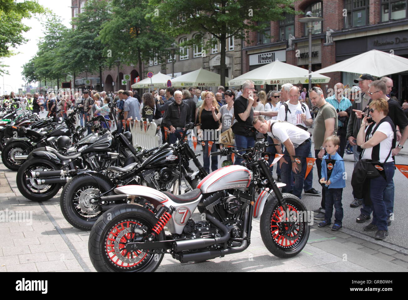 Hambourg Harley Days Ride dans à l'Mönckebergstreet Banque D'Images