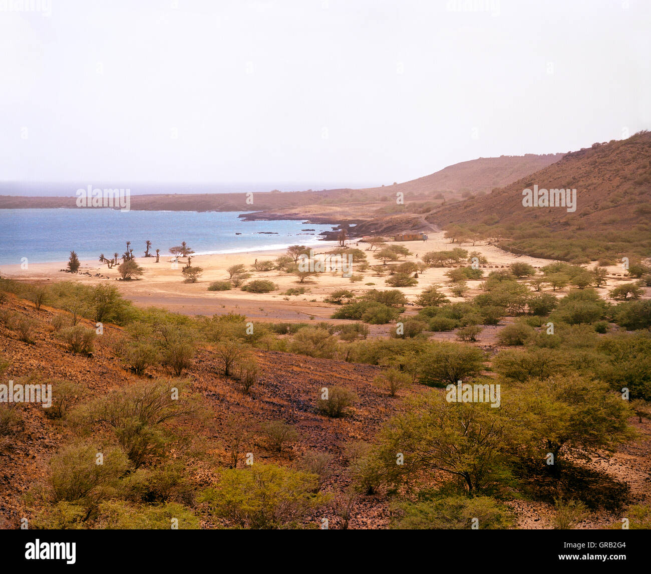 La plage principale et la baie à Sao Francisco, Santiago, Cap Vert, Afrique. Banque D'Images