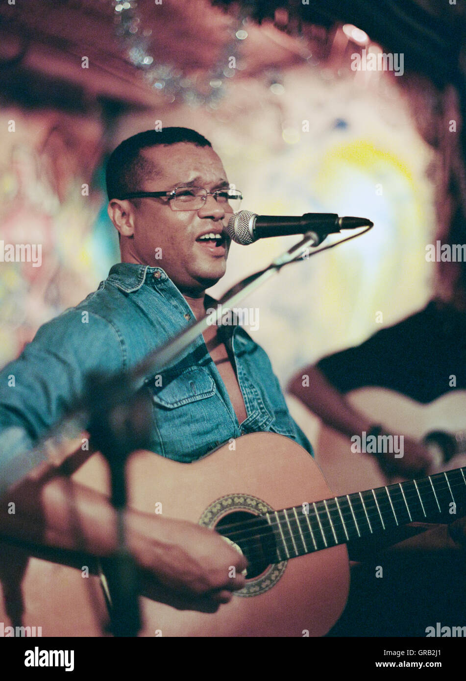 Albertino Santos Aurelio e fonctionne à 5al da Musica à Praia, Santiago, Cap Vert. Banque D'Images