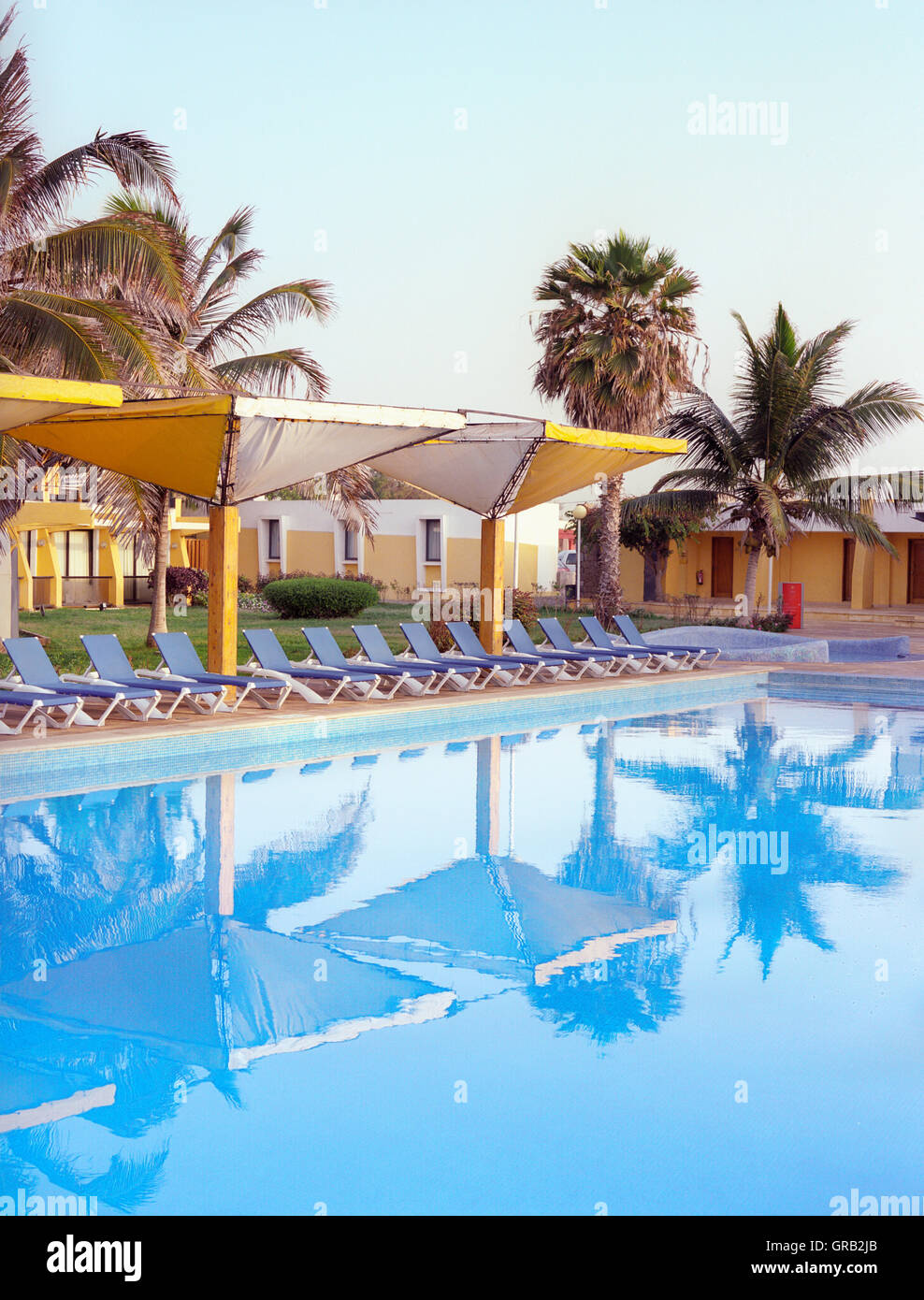 Lever de soleil à la piscine principale, à l'Oasis Atlantico Hotel. Praia, île de Santiago, Cap-Vert, l'Afrique. Banque D'Images