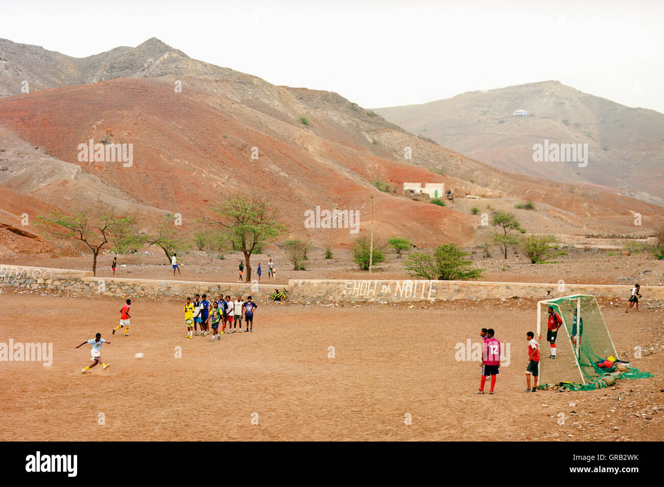 Enfants jouant au football sur l'île de Sao Vicente, Cap Vert, Afrique. Banque D'Images