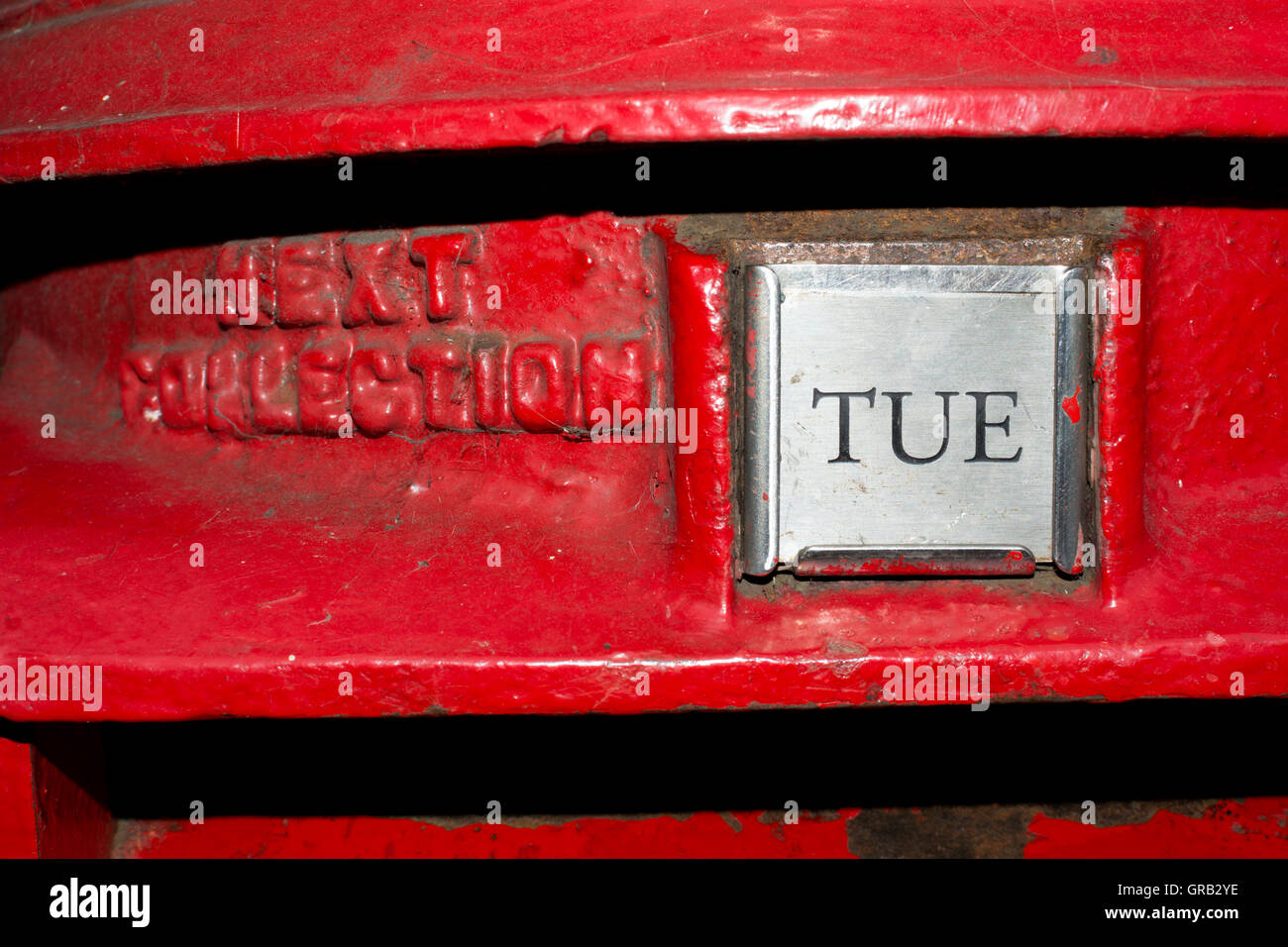 Plaque de collection de mardi prochain sur red post box, UK Banque D'Images