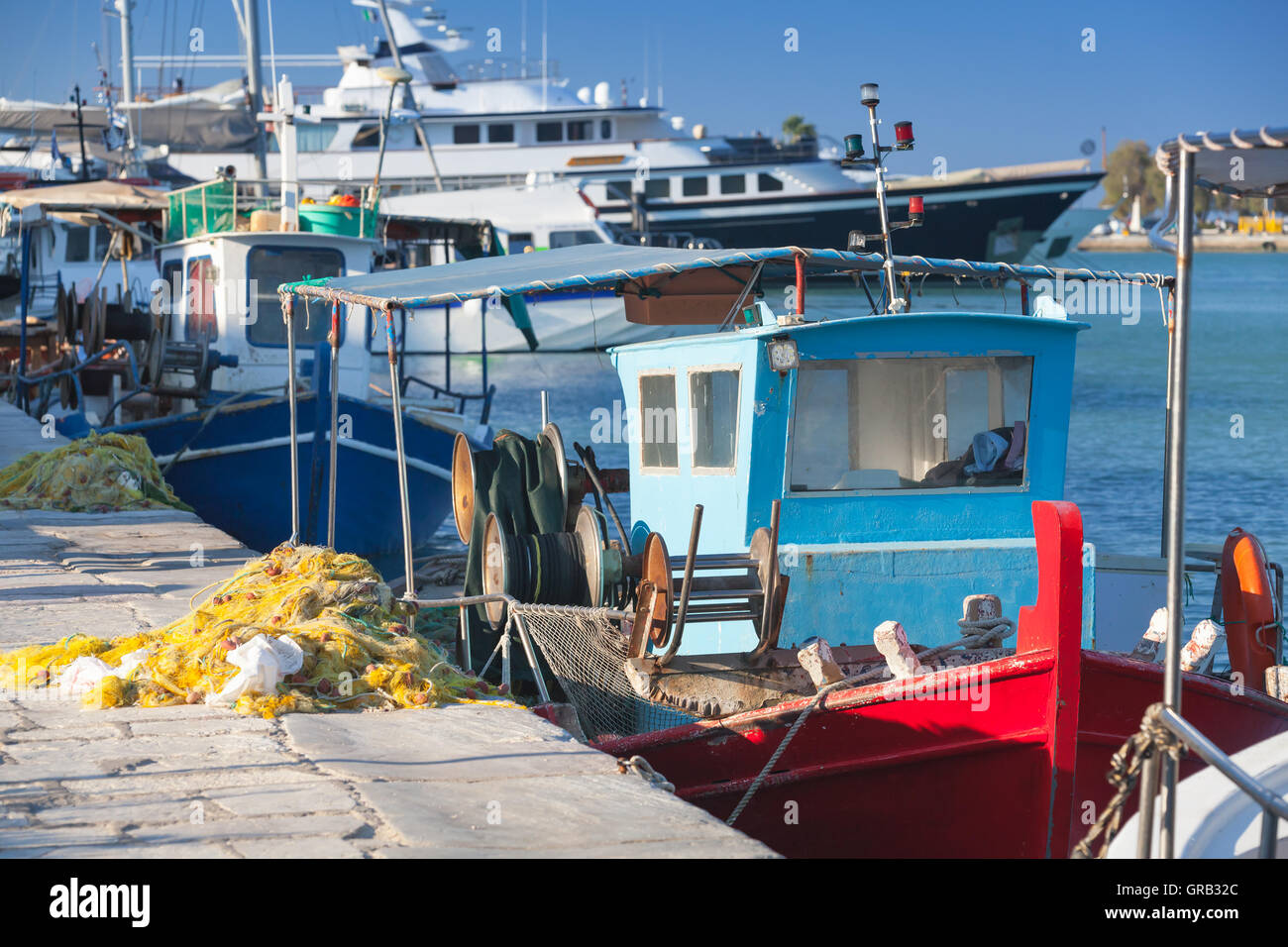 Bateaux de pêche en bois colorés amarrés dans le port de Zakynthos, Grèce Banque D'Images