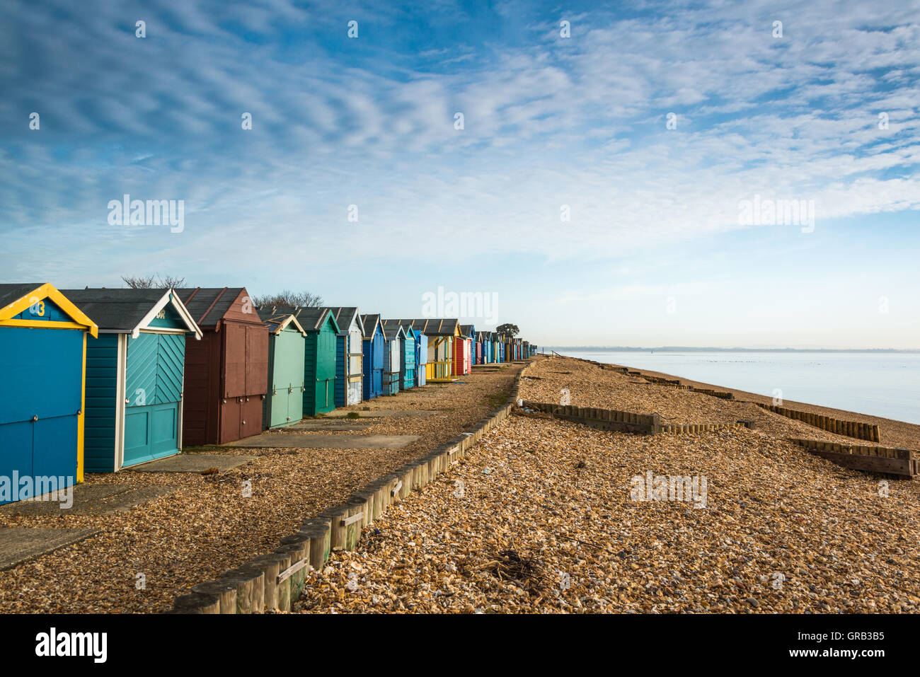Cabines de plage sur la plage de Calshot, Hampshire, Royaume-Uni Banque D'Images