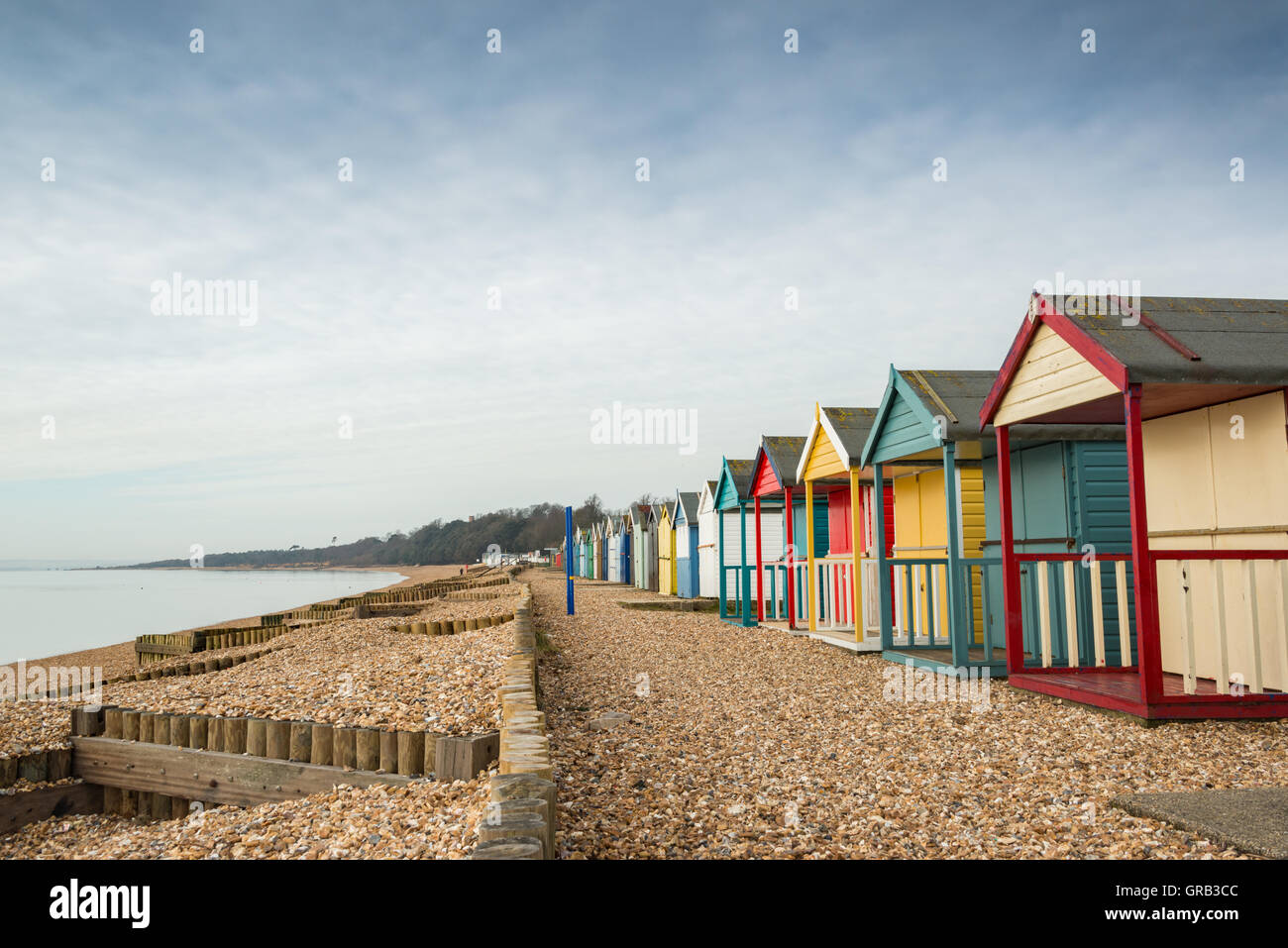 Cabines de plage sur la plage de Calshot, Hampshire, Royaume-Uni Banque D'Images