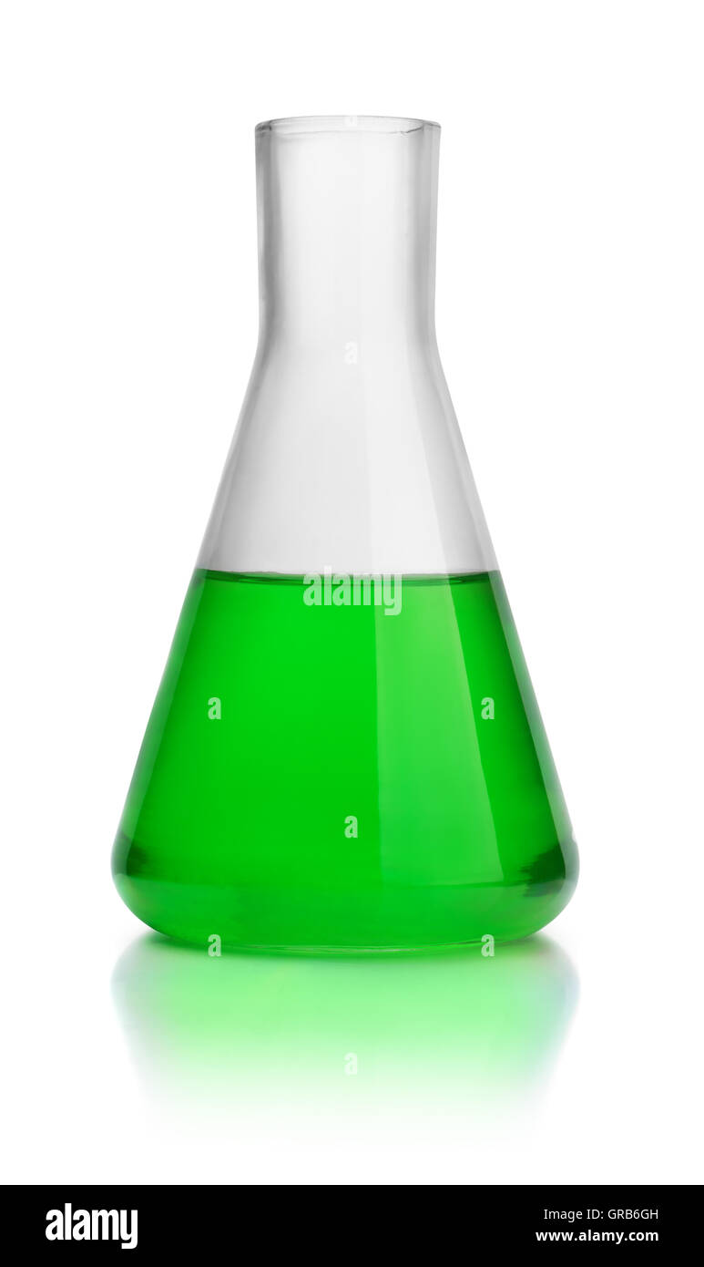 Fiole conique de laboratoire avec un liquide vert isolated on white Banque D'Images