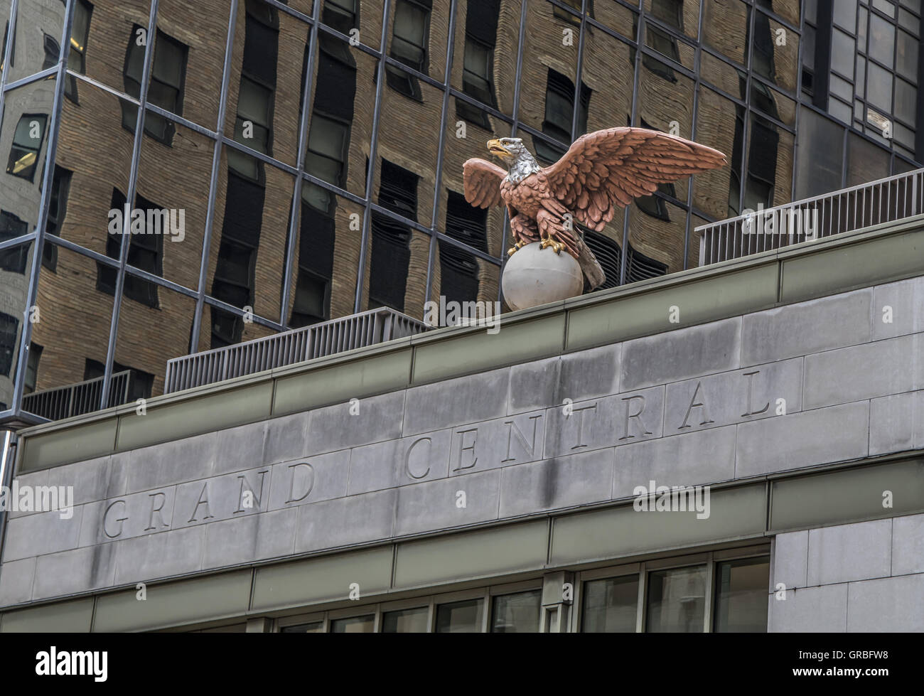 Une sculpture d'un pygargue à tête blanche au Grand Central Terminal de New York. Banque D'Images