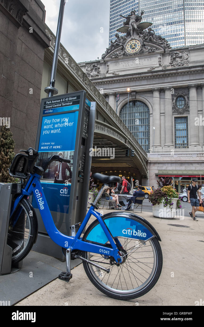 Un Citibike amarré dans sa station par Grand Central Terminal de New York. Banque D'Images