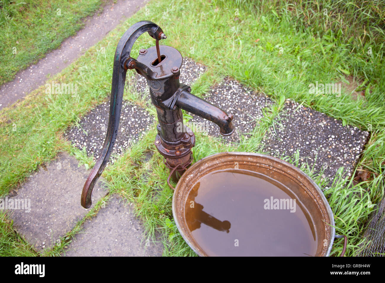 Pompe à eau en fonte Banque de photographies et d’images à haute