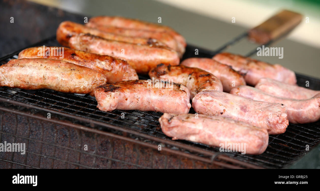 Saucisses fraîches et des hot-dogs sur le gril. Banque D'Images