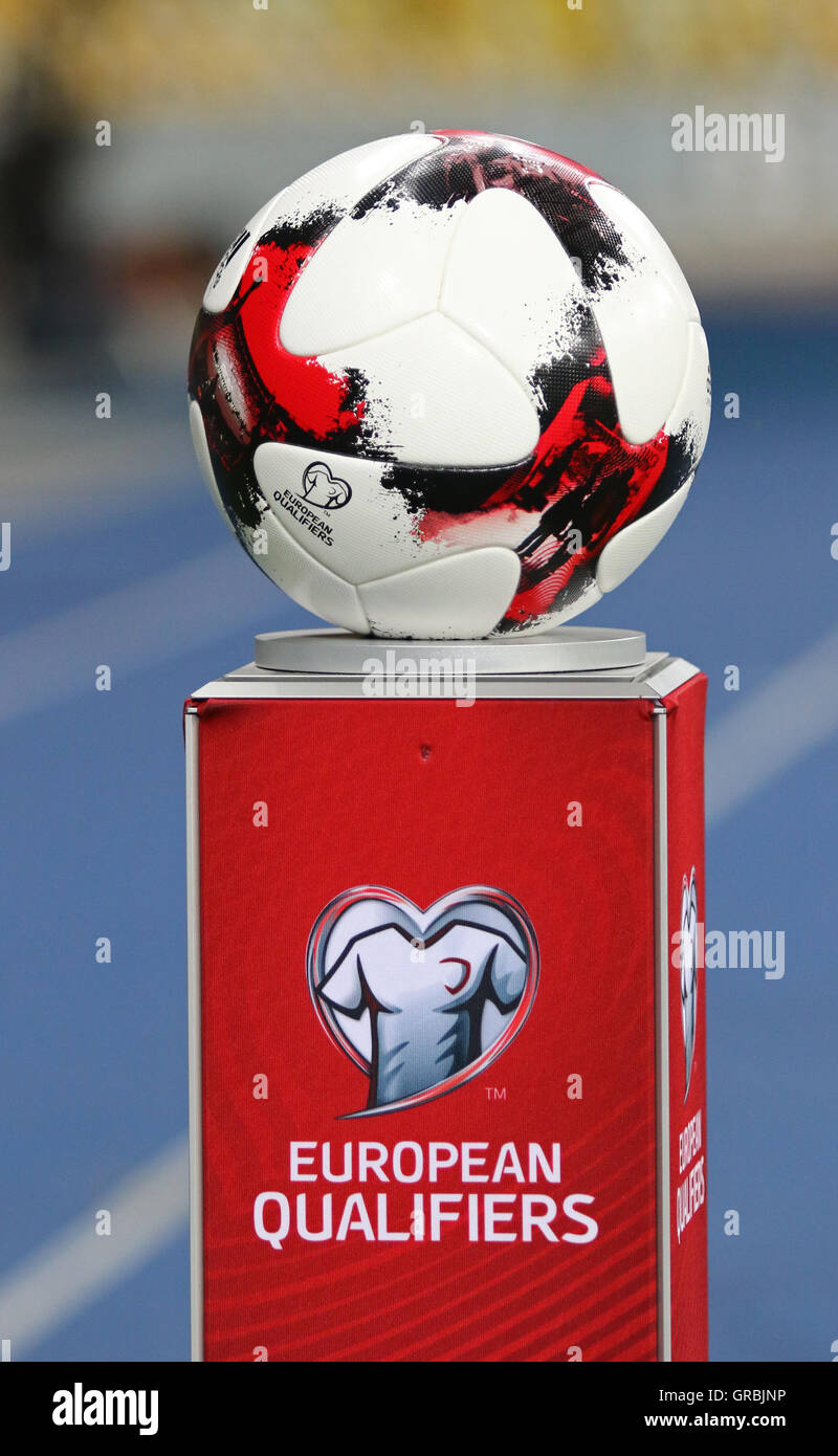 Ballon de match officiel de la Coupe du Monde FIFA 2018 sur socle de  matches de qualification avant le match entre l'Ukraine et l'Islande Photo  Stock - Alamy