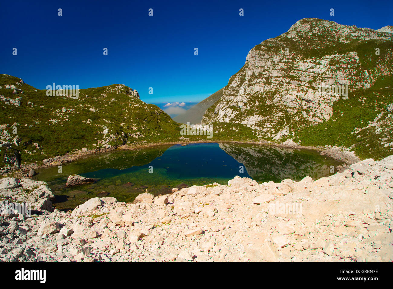 Petit lac glaciaire de Lužnica Alpes Juliennes, Krn, Slovénie, Banque D'Images